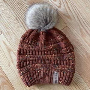 Queenfur 🧶 Orange Knit Toque with Pompom